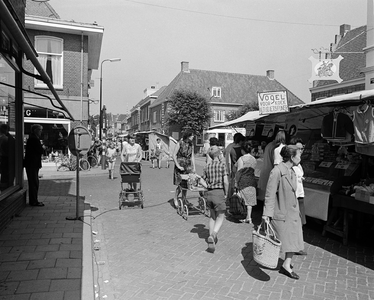 850395 Gezicht in de Benschopperstraat te IJsselstein, met de warenmarkt.